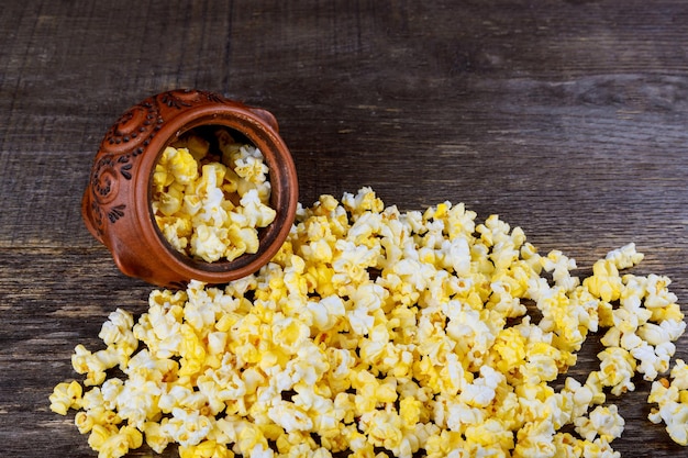 Popcorn em uma tigela de madeira no fundo de decorações foco seletivo