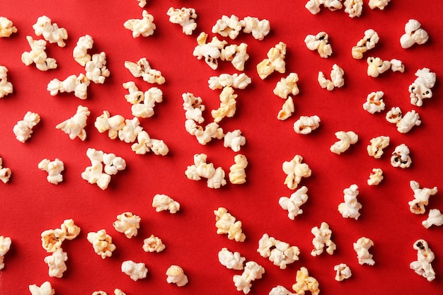 Popcorn espalhado em fundo colorido