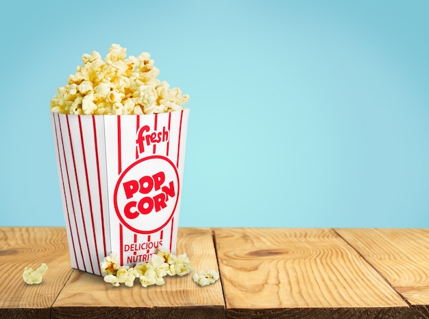 Popcorn-Essen im Karton auf dem Hintergrund