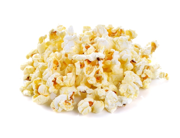 Popcorn getrennt auf dem weißen Hintergrund