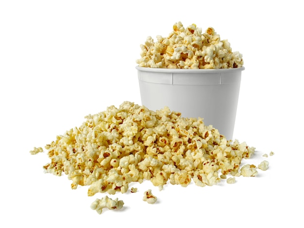 Popcorn im Karton isoliert auf weißem Hintergrund