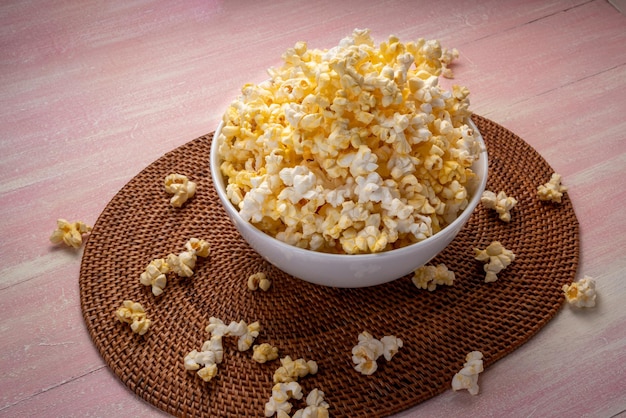 Popcorn in Bown auf Holzhintergrund Popcorn in Schüssel auf Holztisch