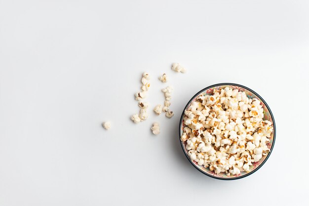 Popcorn in der Schüssel auf weißem Hintergrund