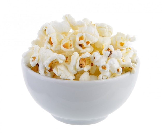 Popcorn in der Schüssel lokalisiert auf weißem Hintergrund