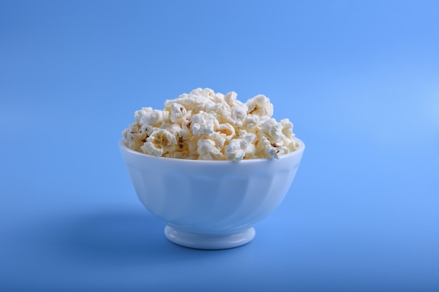 Popcorn in der Schüssel. Nahansicht.