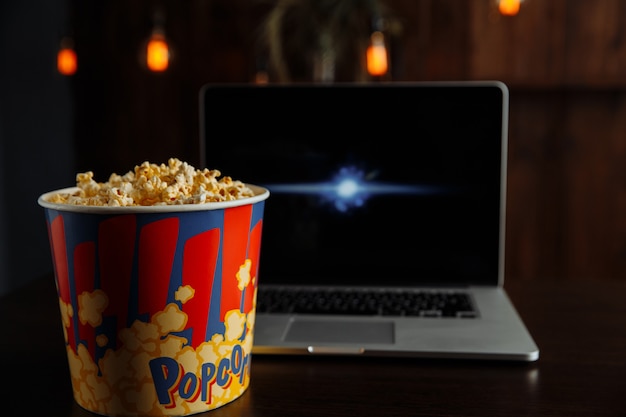 Popcorn in der Schüssel und im Laptop, die Film spielen.