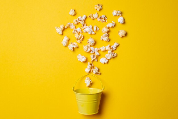 Popcorn in einem gelben Eimer