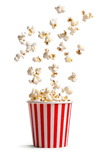 Popcorn in einem gestreiften Eimer, isoliert auf weißem Hintergrund