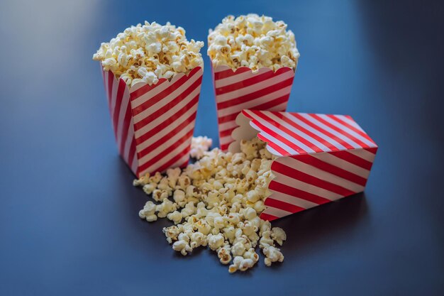 Popcorn in einem roten und weißen Behälter auf einem dunklen Hintergrund