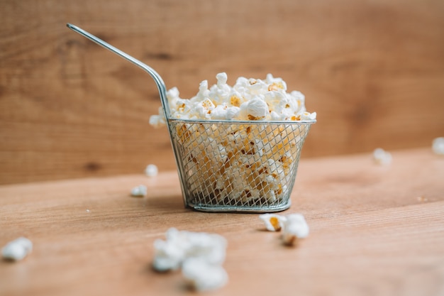 Popcorn in einer hölzernen Tabelle