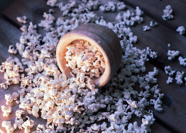 Foto popcorn in einer holzschale