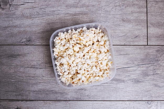 Popcorn in einer Schüssel auf einem Holztisch