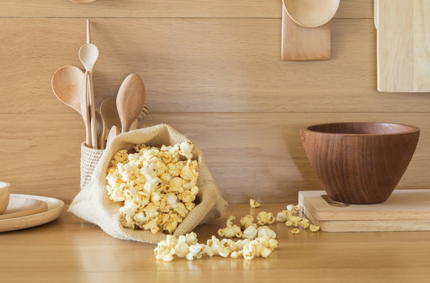 Popcorn in einer Tasche in der Küche.