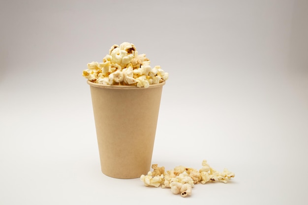 Popcorn in einer Tasse auf weißem Hintergrund