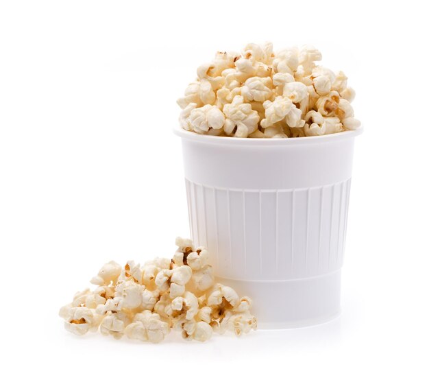 Popcorn in einer Tasse isoliert auf weißem Hintergrund