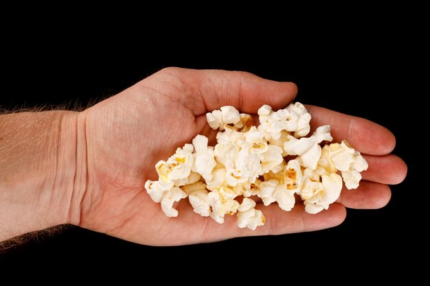 Popcorn-Mais in der Hand Nahaufnahme