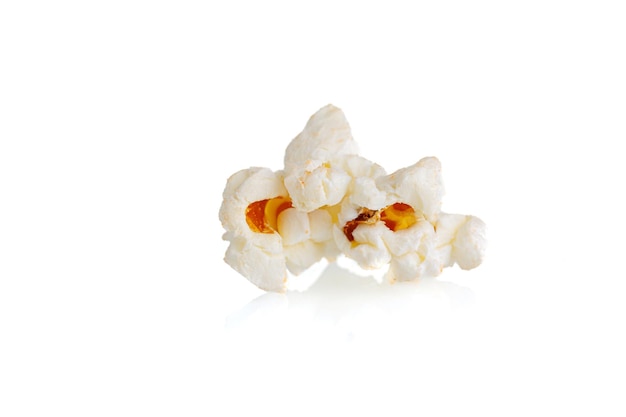 Popcorn-Makro auf weißem Hintergrund