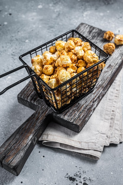 Popcorn mit Karamell im Korb Grauer Hintergrund Ansicht von oben