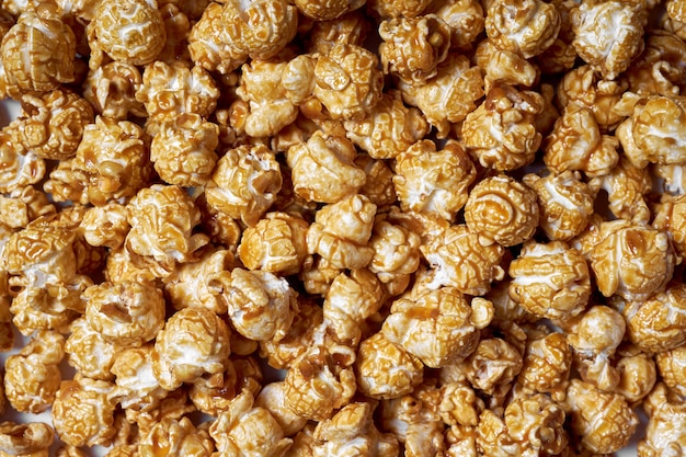 Popcorn mit Karamell-Nahaufnahme. Süßes Popcorn für Filme