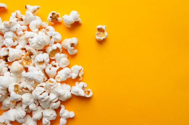 Popcorn über gelbem Hintergrund