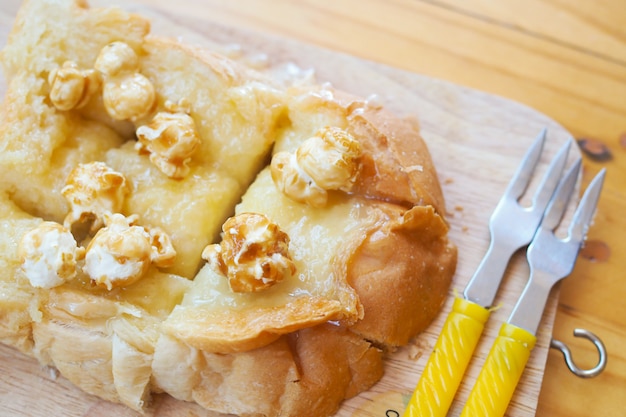 Popcorn überstiegen mit geröstetem Brot der Kondensmilch