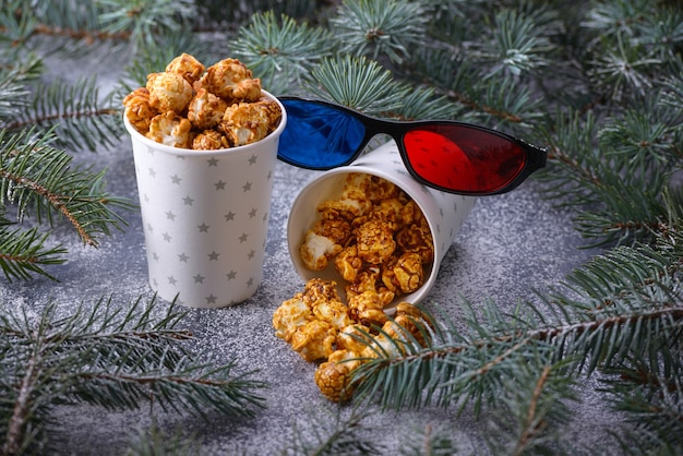 Popcorn und 3D-Gläser in der Weihnachtsdekoration auf Tisch