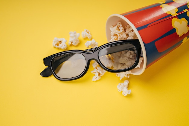 Popcorn und Brille zum Ansehen eines Films