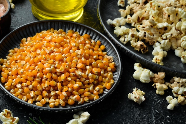 Popcorn und Mais für Popcorn auf Küchentisch Draufsicht