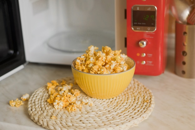 Popcorn wird in der Küche aus der Mikrowelle genommen.