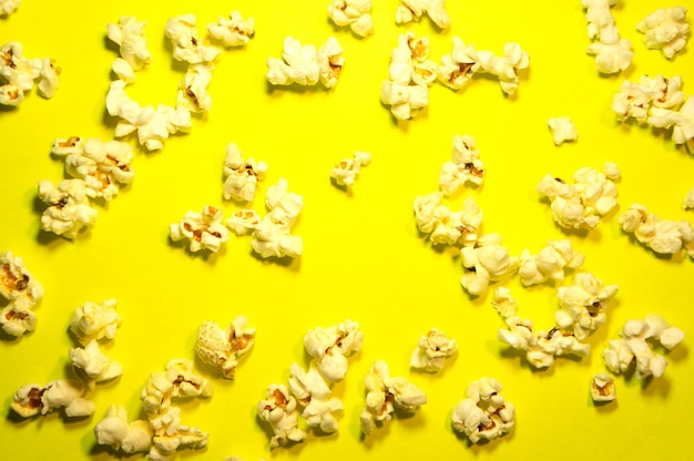 Popcornflocken auf gelb verstreut