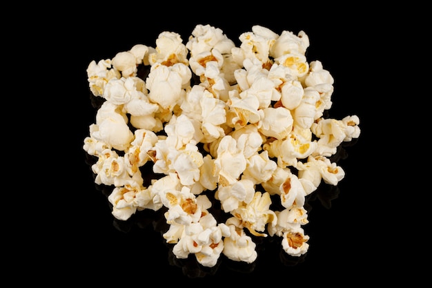 Popcornmais auf schwarzem Hintergrund Nahaufnahme