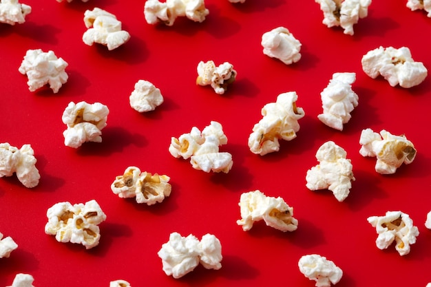 Popcornmuster auf rotem Hintergrund