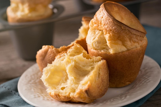 Foto popovers recién horneados en un plato