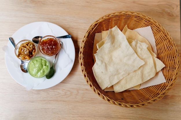 Poppadums mit Chutney-Tablett als indische Küche in einem Restaurant in Ljubljana in Slowenien.