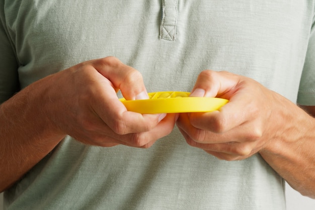 Foto poppit-spiel. nahaufnahme der männlichen hände, die mit buntem pop-it-zappel-spielzeug spielen, stress-angst-entlastung einfach.