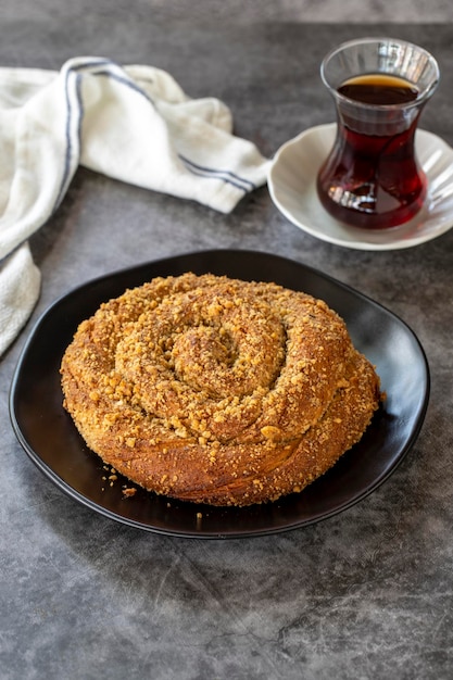 Foto poppy donut poppy bun auf dunklem hintergrund bäckereierzeugnisse vertikalansicht türkische küche ortsname hashasli corek nahaufnahme