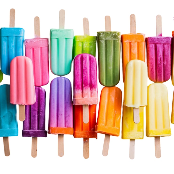 Foto popsicles in vielen farben auf weißem hintergrund