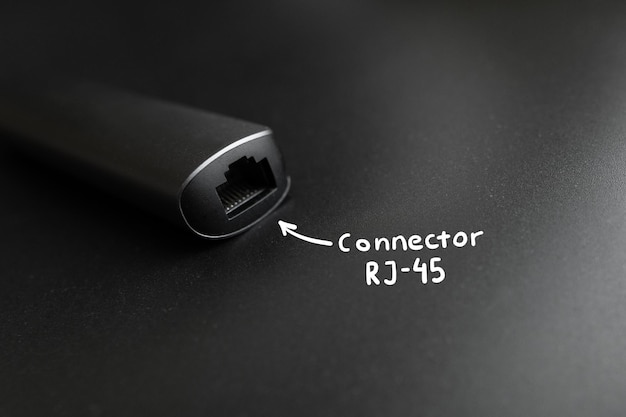 Un popular conector rj-45 para transmitir información e Internet por cable.