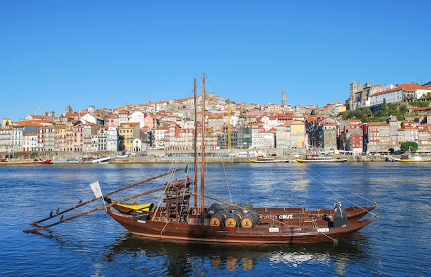 Un popular pueblo turístico antiguo de Douro River Porto