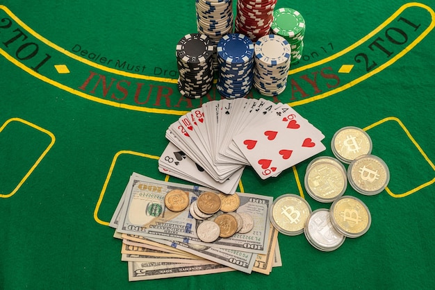 Póquer nuevas cartas con varias fichas y dinero se colocan en una mesa de póquer verde. Concepto de póquer. Concepto de juego