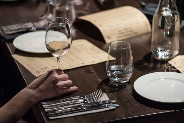 Pôr a mesa do restaurante para o jantar