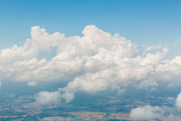 por cima das nuvens