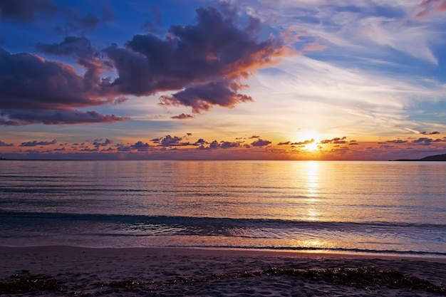 Pôr do sol à beira-mar em Alghero Itália