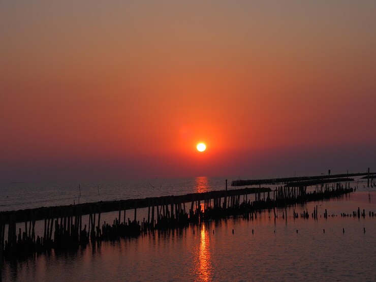 Pôr do sol à beira-mar