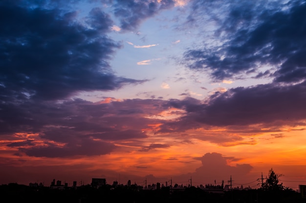 Pôr do sol à noite do dia de folga para relaxar