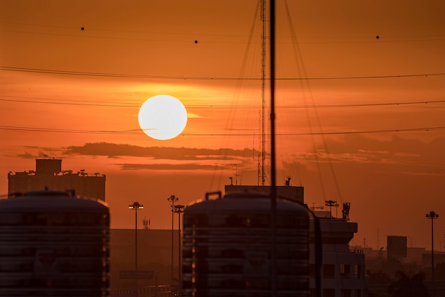 Pôr do sol à noite na cidade.