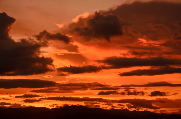 Foto pôr do sol abstrato no lago na tailândia