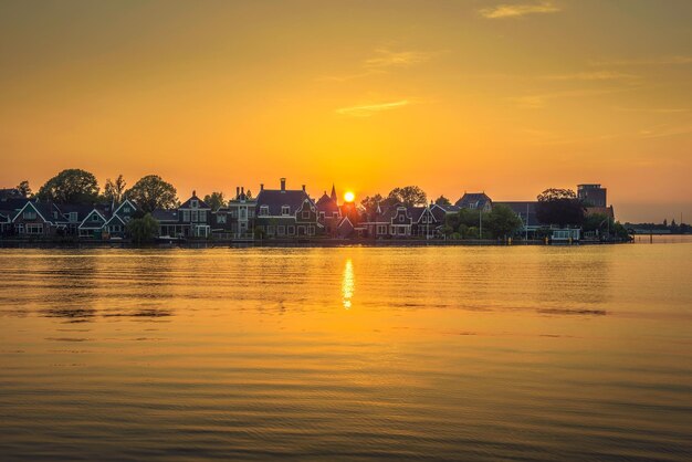 Pôr do sol acima da bela vila de Zaanse Schans na Holanda