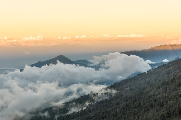 Pôr do sol acima da montanha e nuvem no Monte Rinjani.