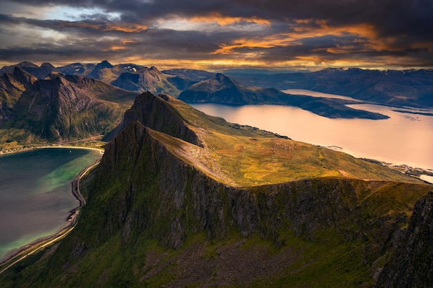 Pôr do sol acima da montanha husfjellet na ilha senja no norte da noruega